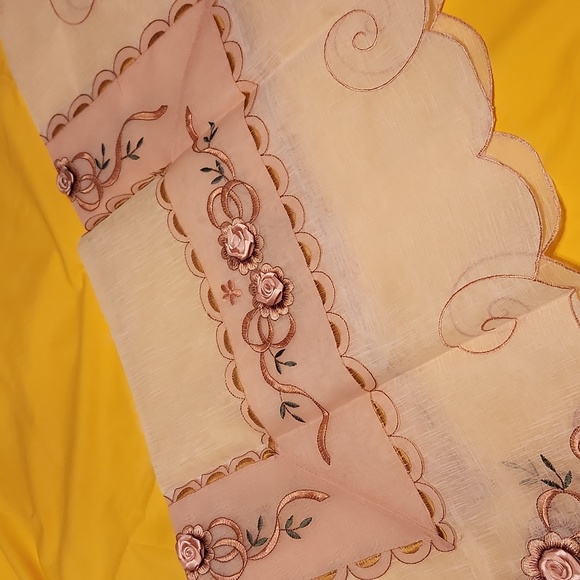 Square Table Linen/Topper - Picture 4 of 6